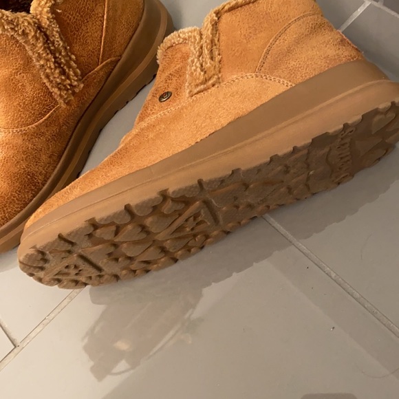 Tan comfy Sherpa lined booties - Picture 3 of 5